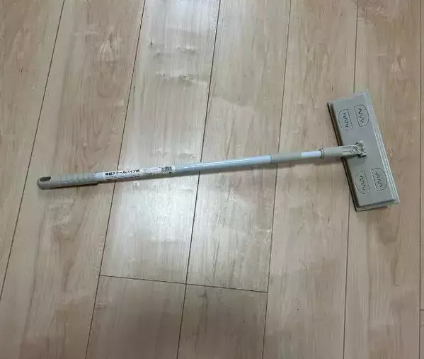 「外して洗うのはやめました」　網戸掃除の裏技に「もっと早く知りたかった」「目からウロコ」