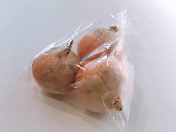 「毎回切るのをやめました」　製氷皿を使ったタマネギの保存法に「知らなかった」「絶対やる」【保存テク4選】