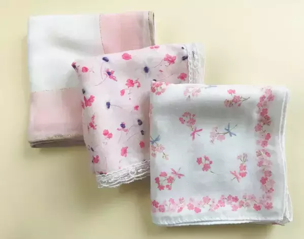 ハンカチの角を数回結ぶと？　買い物で役立つ裏技に「その手があったか」「助かる」【家事テク4選】