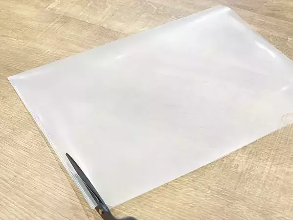 余ったクリアファイルに折り目をつけて？　『箱』を作ったら「100均いらず」かも！