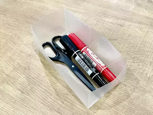 余ったクリアファイルに折り目をつけて？　『箱』を作ったら「100均いらず」かも！