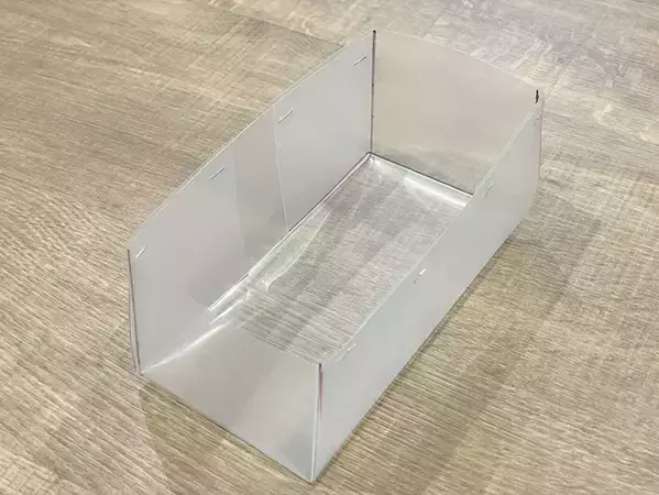 余ったクリアファイルに折り目をつけて？　『箱』を作ったら「100均いらず」かも！