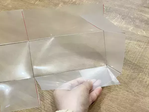 余ったクリアファイルに折り目をつけて？　『箱』を作ったら「100均いらず」かも！
