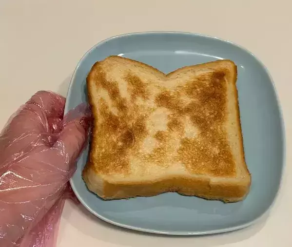 食パンはそのまま焼かないで！　『麦茶』に浸した結果に「目からウロコ」