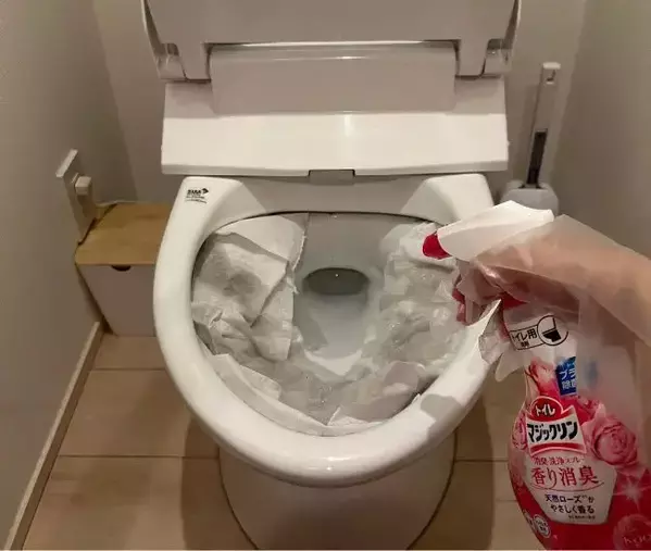 トイレットペーパーを敷き詰めて！　花王推奨のトイレ掃除術に「もっと早く知りたかった」