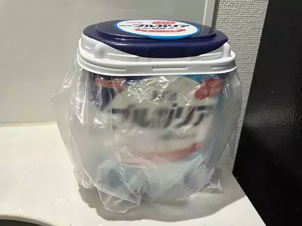 ヨーグルト容器のキッチン再利用法　夏場の生ゴミ収納に生かす、2ステップの簡単アイディア