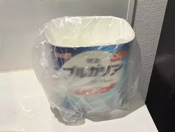 ヨーグルト容器のキッチン再利用法　夏場の生ゴミ収納に生かす、2ステップの簡単アイディア
