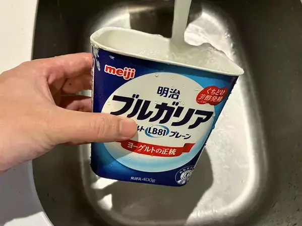 ヨーグルト容器のキッチン再利用法　夏場の生ゴミ収納に生かす、2ステップの簡単アイディア