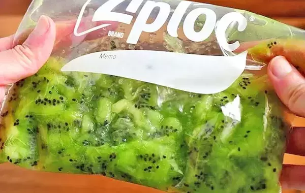 キウイ2個をジッパー袋でつぶして…　管理栄養士が試した「栄養アップの簡単おやつ」