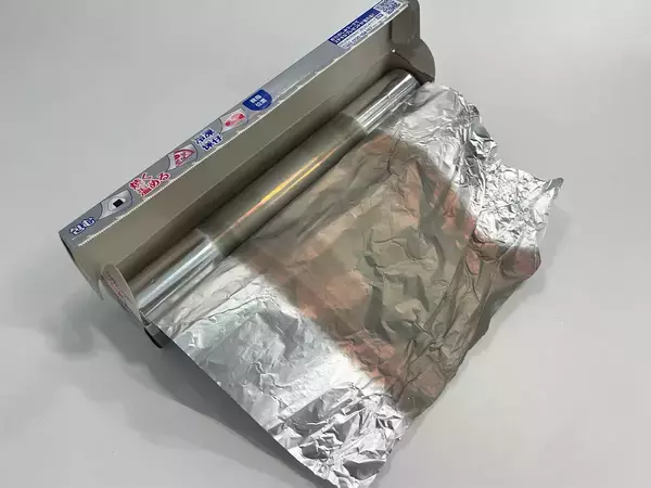 「アルミホイルの中心が変色した…」　使っても大丈夫か、メーカーに聞いた