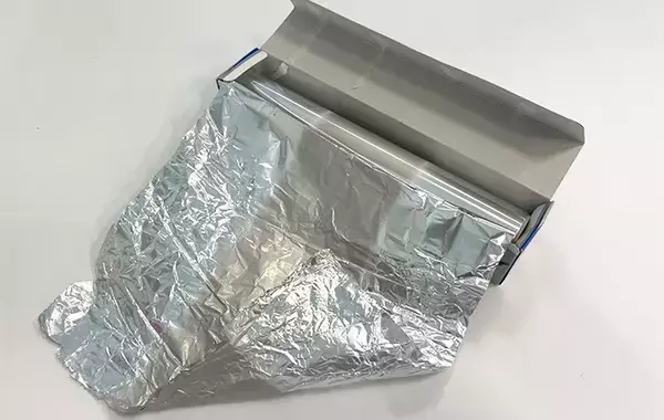 「アルミホイルの中心が変色した…」　使っても大丈夫か、メーカーに聞いた