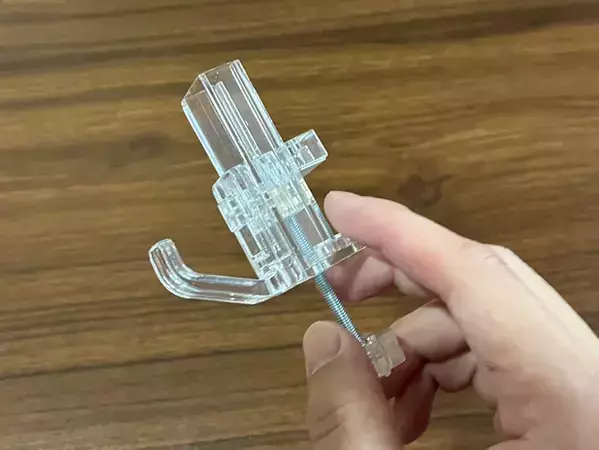 100均の『フック』で部屋干しスペースが増やせる！　突っ張り棒と組み合わせると「快適」