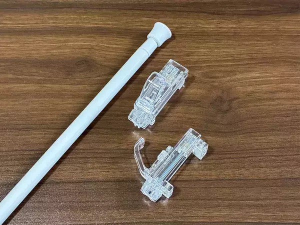 100均の『フック』で部屋干しスペースが増やせる！　突っ張り棒と組み合わせると「快適」