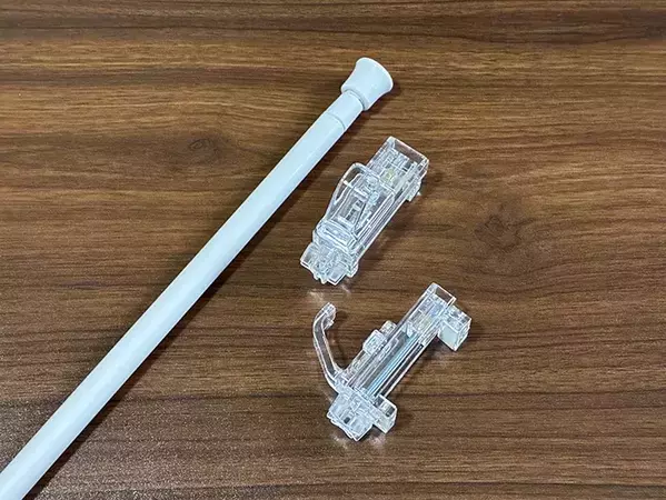 100均の『フック』で部屋干しスペースが増やせる！　突っ張り棒と組み合わせると「快適」