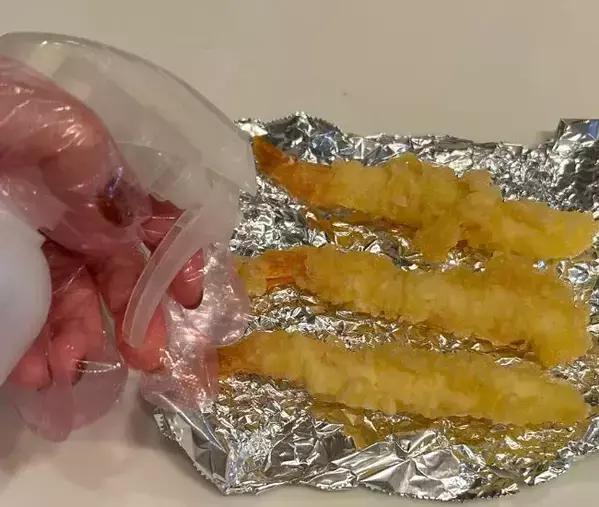 しなしなの天ぷら　霧吹きで吹きかけたのは？食べ方に「次からコレ」「全然違う」