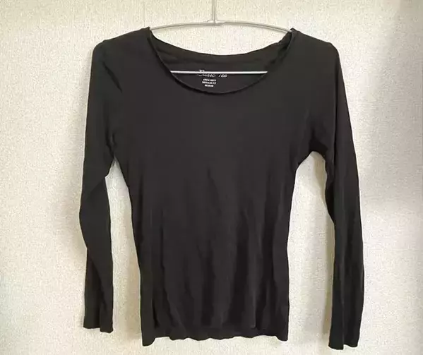 古い『長袖Tシャツ』捨てるの、待った！　袖をカットしてハンガーに通すと…