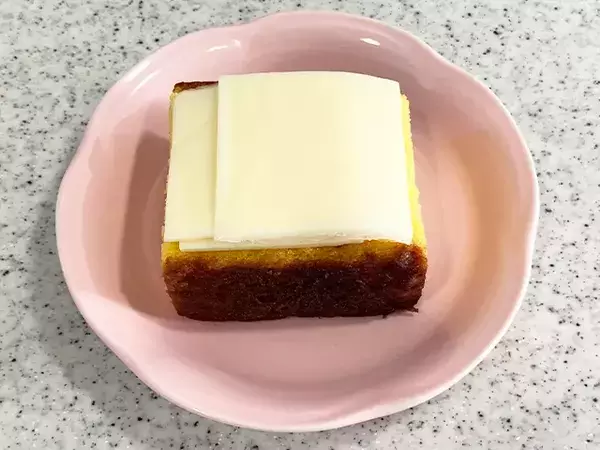 とろけるチーズを4等分して？　できたアレンジ“お菓子”に「リピート確定」【レシピ】