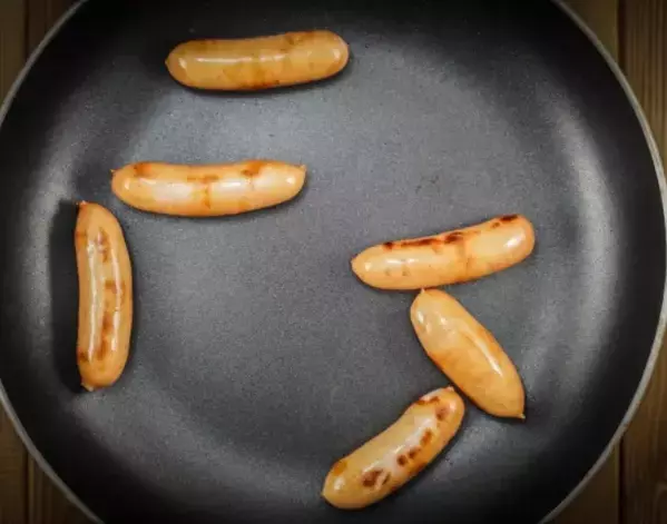 余ったソーセージを冷凍する前に切り込みを！　焼き上がりに「驚いた」「今夜はコレ」【調理テク4選】