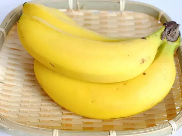バナナを冷凍する前に潰すと？　意外な仕上がりに「コレは賢い」「子供が喜ぶ」【冷凍術4選】