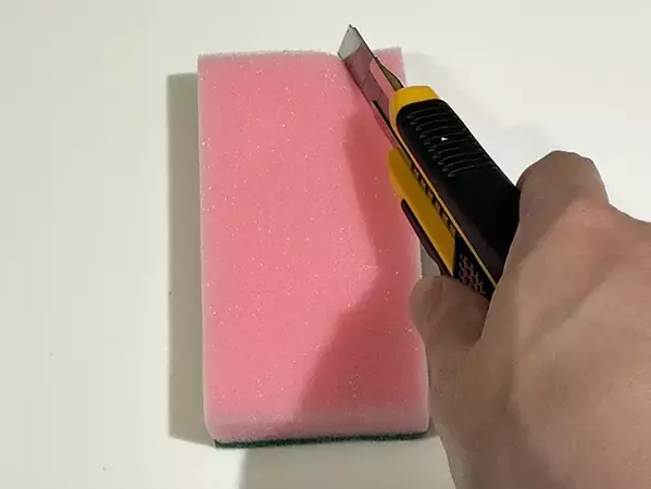 スポンジに5カ所の切れ込みを入れて…　洗い物や掃除が効率的になる裏ワザ【作業1分】