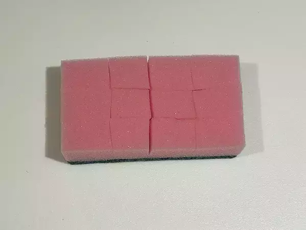 スポンジに5カ所の切れ込みを入れて…　洗い物や掃除が効率的になる裏ワザ【作業1分】