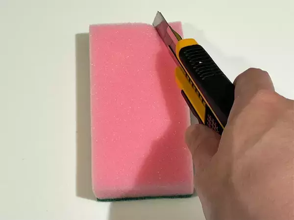 スポンジに5カ所の切れ込みを入れて…　洗い物や掃除が効率的になる裏ワザ【作業1分】
