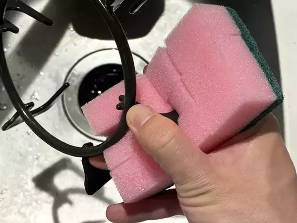 スポンジに5カ所の切れ込みを入れて…　洗い物や掃除が効率的になる裏ワザ【作業1分】