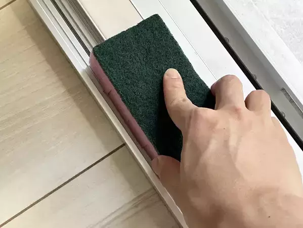 スポンジに5カ所の切れ込みを入れて…　洗い物や掃除が効率的になる裏ワザ【作業1分】