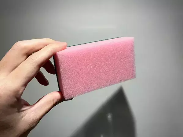 スポンジに5カ所の切れ込みを入れて…　洗い物や掃除が効率的になる裏ワザ【作業1分】