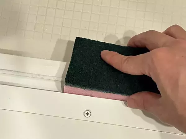 スポンジに5カ所の切れ込みを入れて…　洗い物や掃除が効率的になる裏ワザ【作業1分】