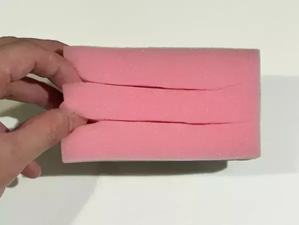 スポンジに5カ所の切れ込みを入れて…　洗い物や掃除が効率的になる裏ワザ【作業1分】