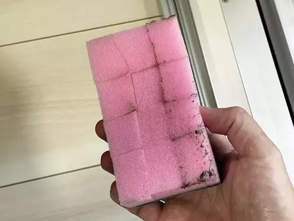 スポンジに5カ所の切れ込みを入れて…　洗い物や掃除が効率的になる裏ワザ【作業1分】