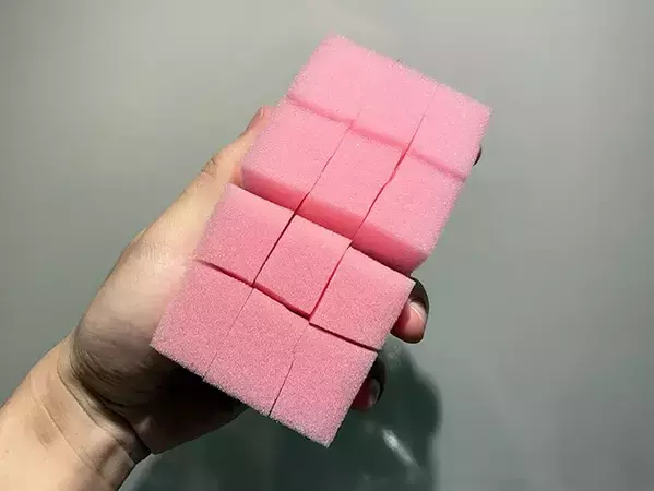 スポンジに5カ所の切れ込みを入れて…　洗い物や掃除が効率的になる裏ワザ【作業1分】