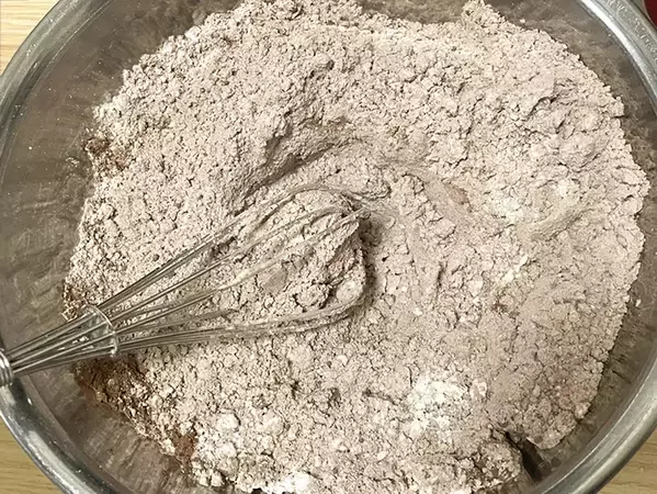 ケーキ作りに『コーラ』を使う　ホットケーキミックスで作るおやつに「食べる手が止まらない」