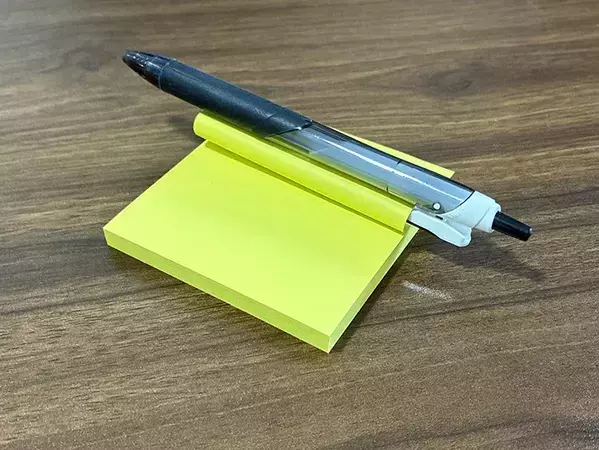 もう付箋が『クルン』とならない！　仕事や勉強のイライラが解決する簡単テク【2選】
