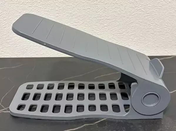 狭い玄関で靴がごちゃつく、そんな時は？　プロが教える100均グッズの活用法