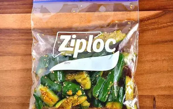 ジッパー袋にキュウリ2本入れて…　冷蔵庫で30分！やみつき簡単漬け物【管理栄養士】