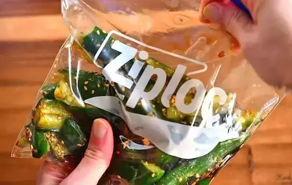 ジッパー袋にキュウリ2本入れて…　冷蔵庫で30分！やみつき簡単漬け物【管理栄養士】