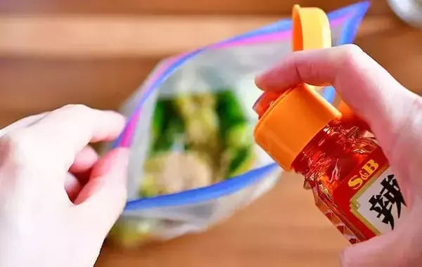 ジッパー袋にキュウリ2本入れて…　冷蔵庫で30分！やみつき簡単漬け物【管理栄養士】