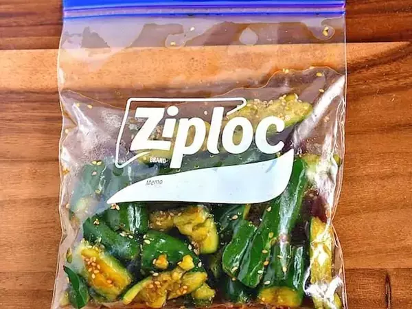 ジッパー袋にキュウリ2本入れて…　冷蔵庫で30分！やみつき簡単漬け物【管理栄養士】