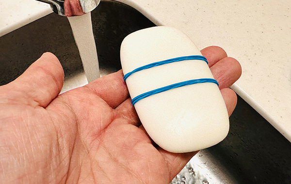 固形石けんに輪ゴムを組み合わせるだけ！　使いやすさと泡たての効率がアップする裏ワザがこちら！