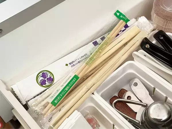 もらった割り箸、そのまま棚に入れてない？　100均アイテムを使った収納術に「もう手放せない」