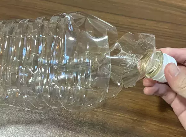 2Lペットボトルで0円簡単DIY！　家中で使える『ミニゴミ箱』の作り方【5分で完成】