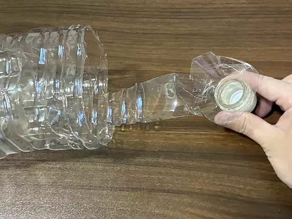 2Lペットボトルで0円簡単DIY！　家中で使える『ミニゴミ箱』の作り方【5分で完成】