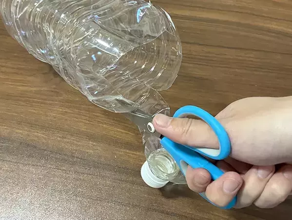 2Lペットボトルで0円簡単DIY！　家中で使える『ミニゴミ箱』の作り方【5分で完成】