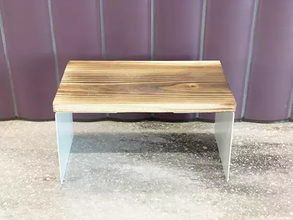 ブックエンドと木板をくっつけるだけ　100均アイテムでできるDIY術に「大満足の出来です」
