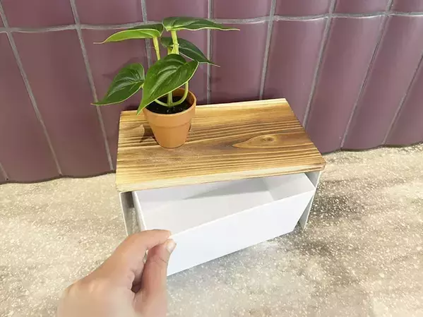 ブックエンドと木板をくっつけるだけ　100均アイテムでできるDIY術に「大満足の出来です」