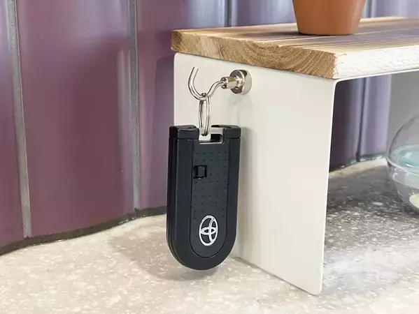 ブックエンドと木板をくっつけるだけ　100均アイテムでできるDIY術に「大満足の出来です」