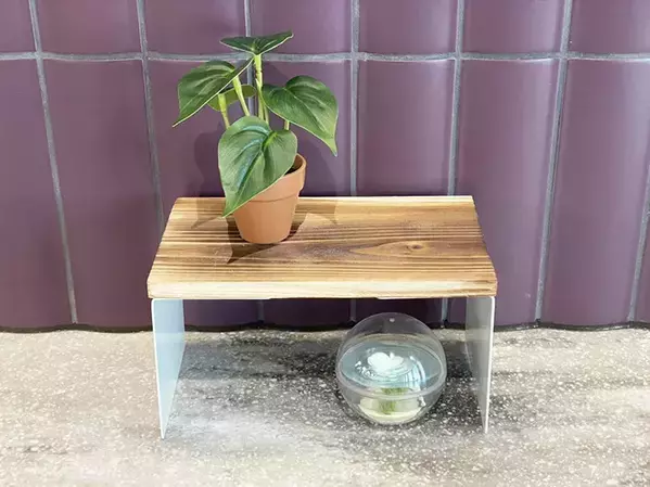 ブックエンドと木板をくっつけるだけ　100均アイテムでできるDIY術に「大満足の出来です」