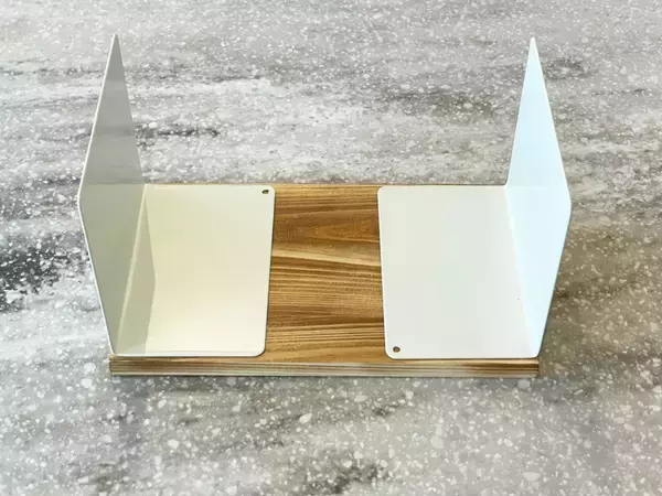 ブックエンドと木板をくっつけるだけ　100均アイテムでできるDIY術に「大満足の出来です」